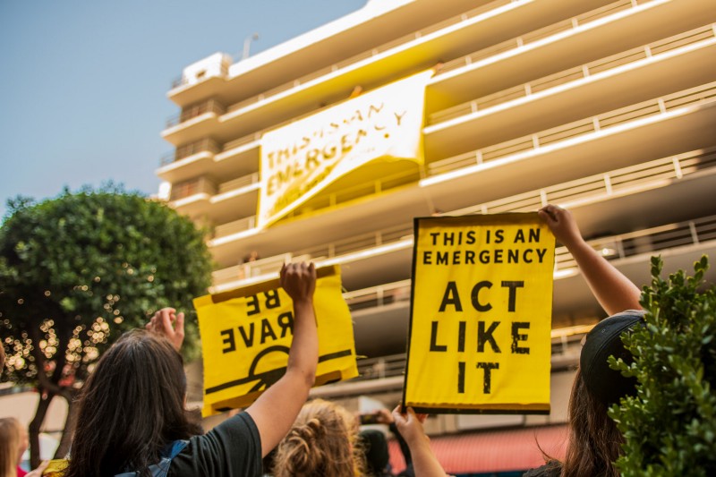 Activista climática del Movimiento Sunrise en la Convención Demócrata