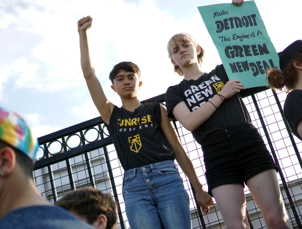 Deux activistes du mouvement Sunrise pour le climat