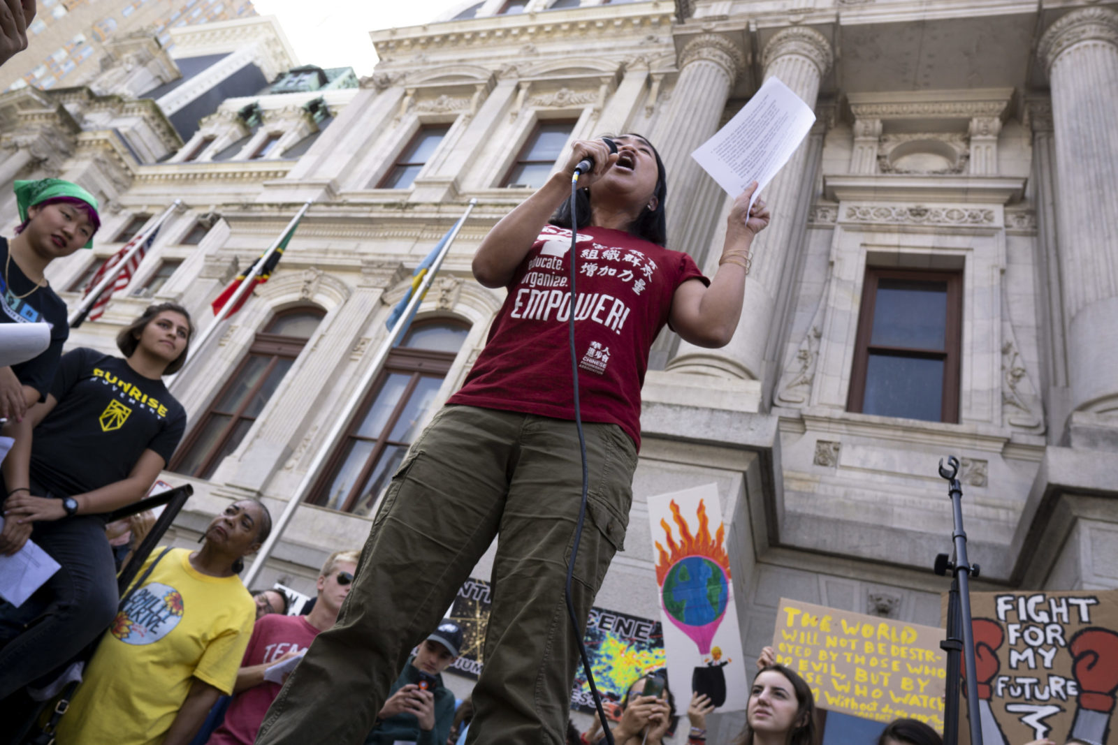 Um ativista faz um discurso durante a Uma ativista segura uma placa dizendo "La carne no es ecologica" durante a greve climática de setembro de 2019.