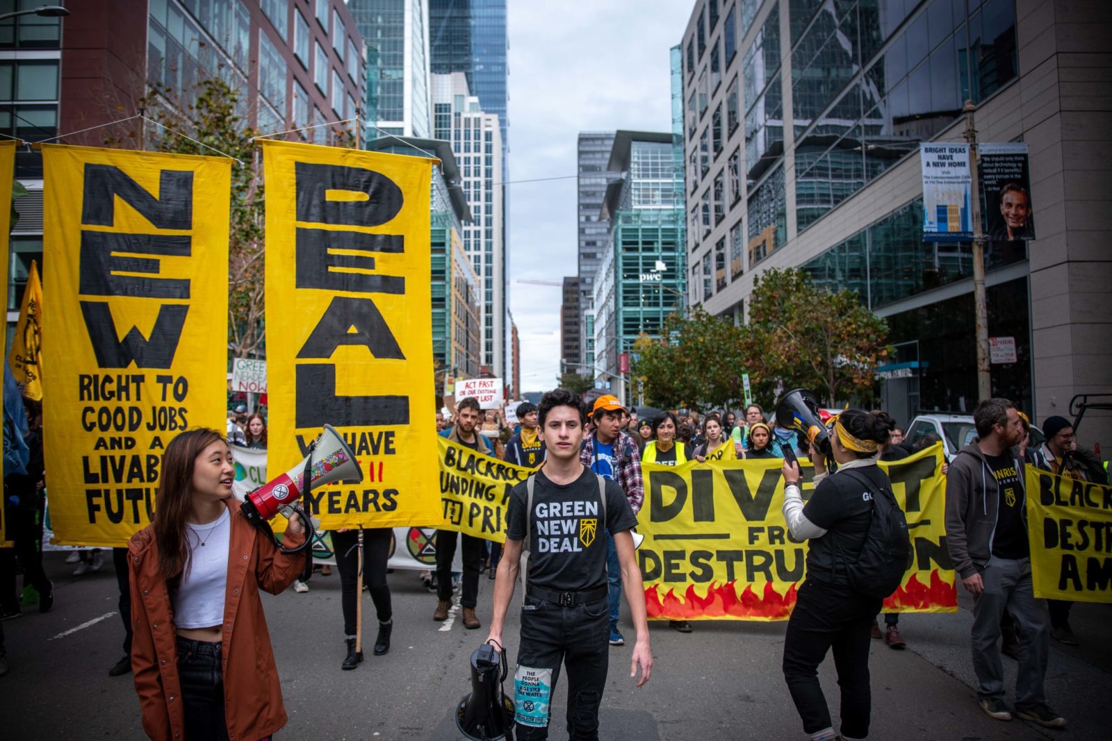 Un gran grupo de activistas climáticos del Movimiento Sunrise durante las huelgas climáticas de diciembre de 2019. Los grandes carteles verticales amarillos del New Deal verde son los más destacados.