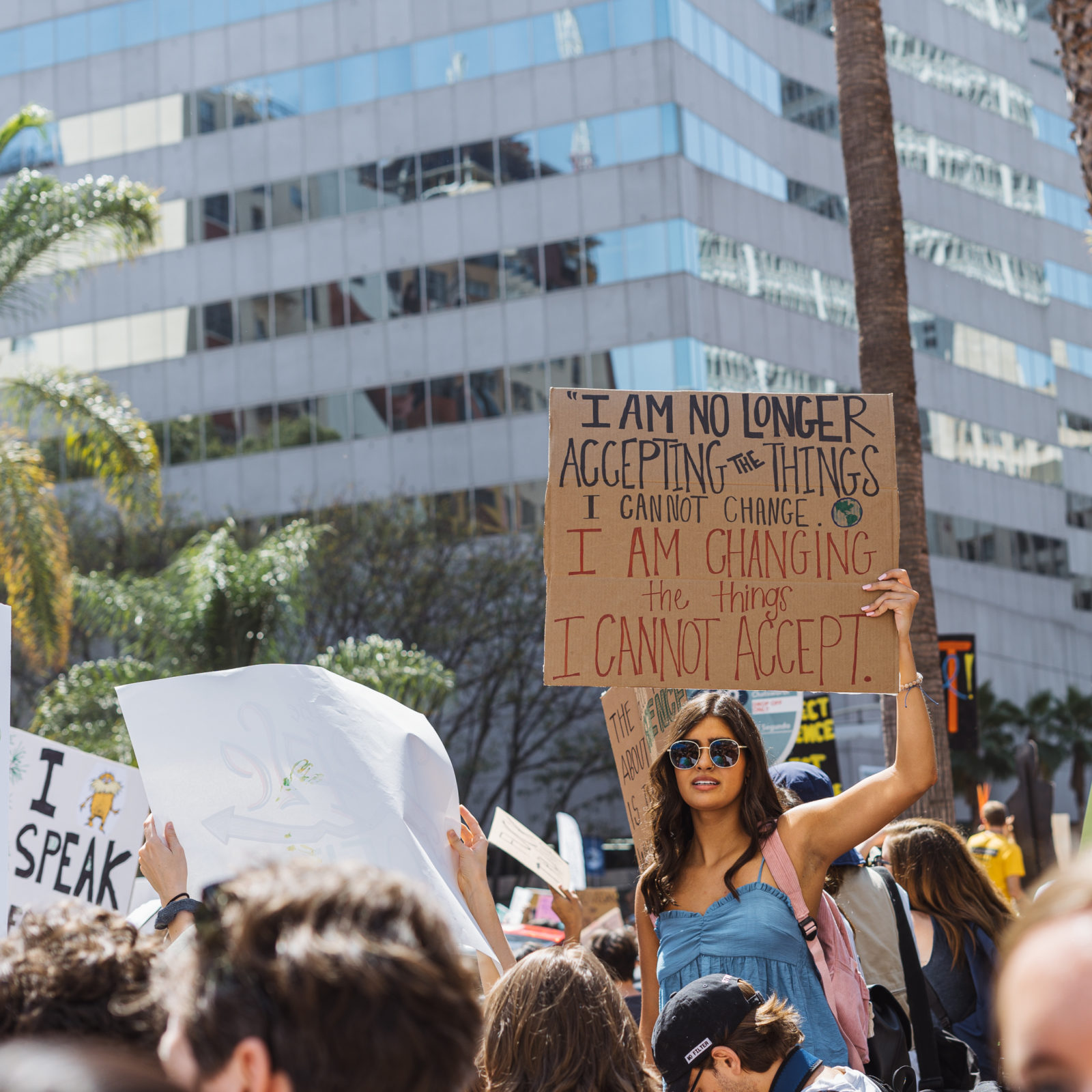 ناشط يحمل لافتة تقول "لم أعد أقبل الأشياء التي لا أستطيع تغييرها. أنا أغير الأشياء التي لم أعد أقبلها" خلال إضراب المناخ في سبتمبر 2019.