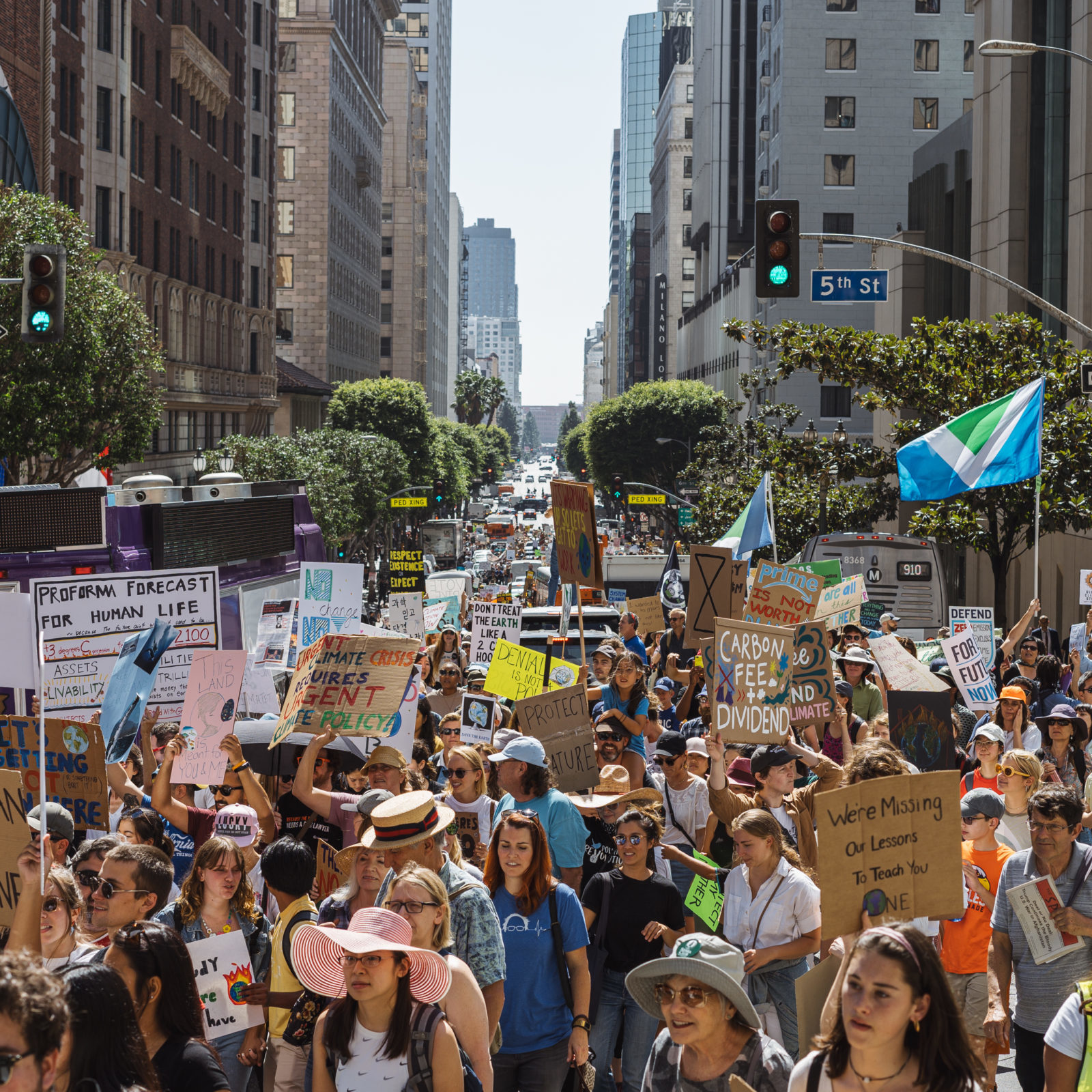 Uma grande multidão de pessoas enchendo a rua durante a greve climática de setembro de 2019.