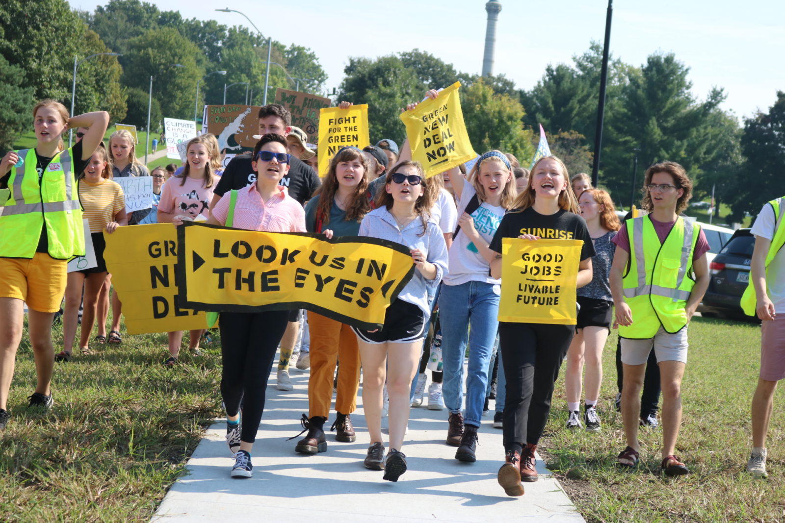 Tijdens de klimaatstaking van september 2019 dragen activisten onder meer een spandoek met "Kijk ons ​​in de ogen".