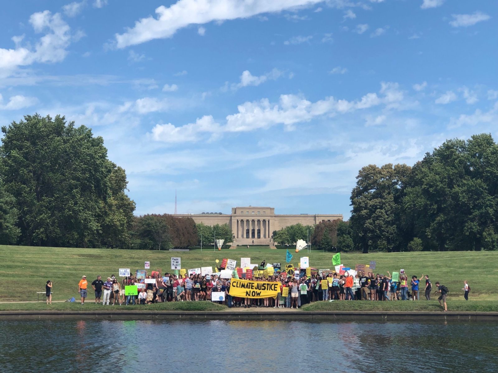 Een bijeenkomst van mensen tijdens de klimaatstaking van september 2019 in Kansas City.
