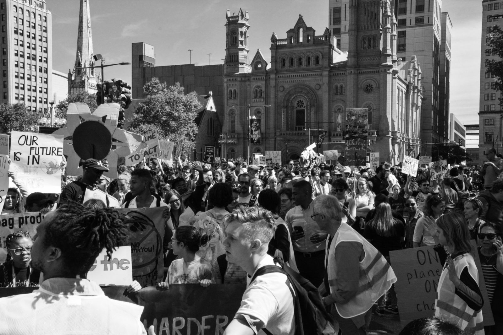 Una foto en blanco y negro de la huelga climática de septiembre de 2019 en Filadelfia.