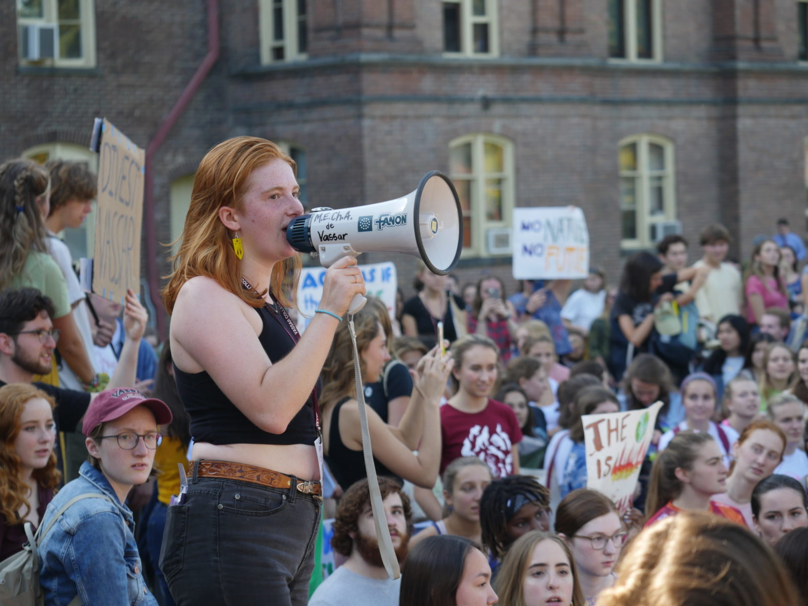 Организатор Sunrise обращается в мегафон к толпе во время Climate Strike в сентябре 2019 года.