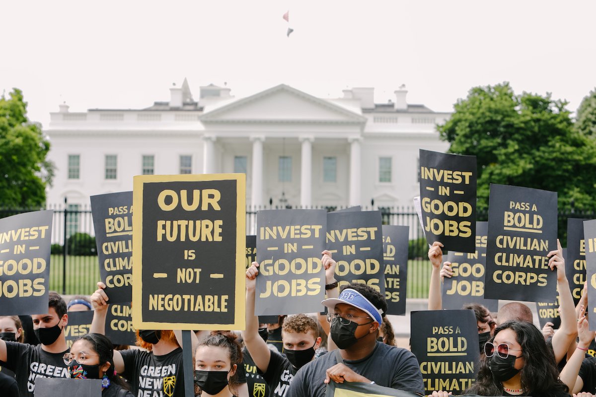 Sunrise protesters outside the White House fight for the CCC