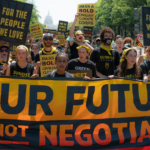 Sunrisers marcheren in DC en houden banen vast met de tekst Our Future is not Negotiable.