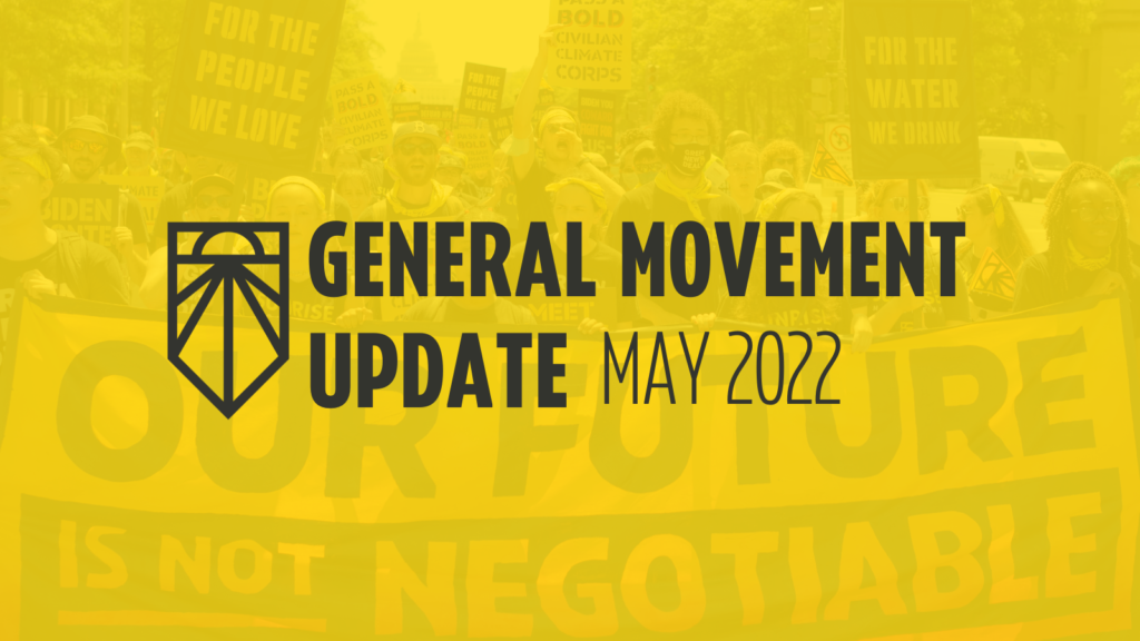 Sobreposição amarela sobre uma foto de um protesto. Em grande texto cinza "General Movement Update May 2022" com um logotipo cinza do nascer do sol à esquerda