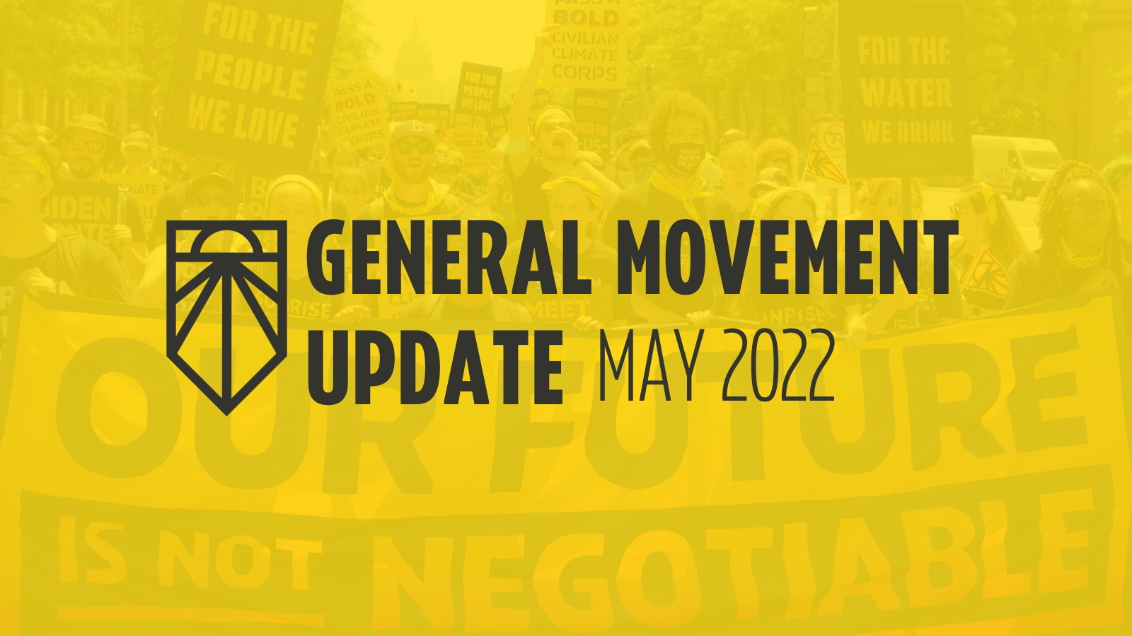 Superposition jaune sur une photo d'une manifestation. En gros texte gris "General Movement Update May 2022" avec un logo gris du lever du soleil sur la gauche