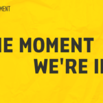Strukturierter Hintergrund aus gelbem Papier auf einer Grafik mit großem grauem Text in der Mitte mit der Aufschrift "The Moment We're In". Oben links befindet sich ein Sonnenaufgangs-Bewegungslogo.