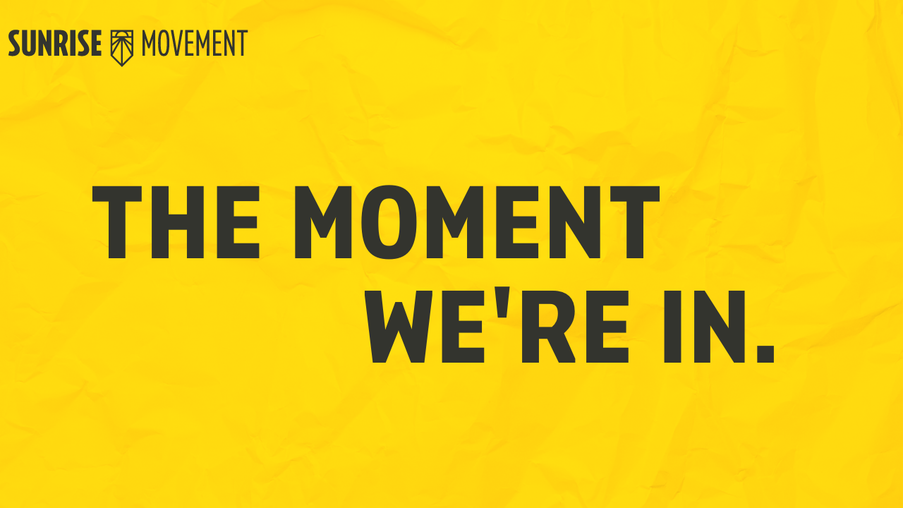 Fond texturé en papier jaune sur un graphique avec un gros texte gris au milieu indiquant "The Moment We're In". En haut à gauche, il y a un logo du mouvement du lever du soleil.